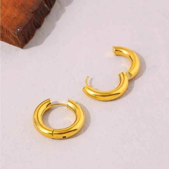 NEW Simple Chunky Round Gold Hoop Earrings - Picture 8 of 14